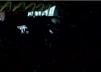 LIVE-Konventa e Bashës kthehet në meme, i fiken dritat