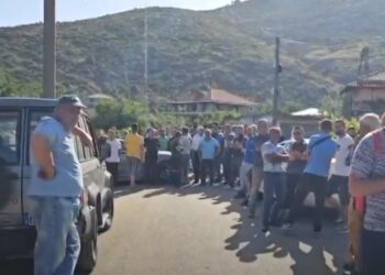 “Kam hedhur 1 milionë lekë tek toka”, banorët në Elbasan protestë për kanalin vaditës: Nuk kemi marr përkrahje nga shteti!