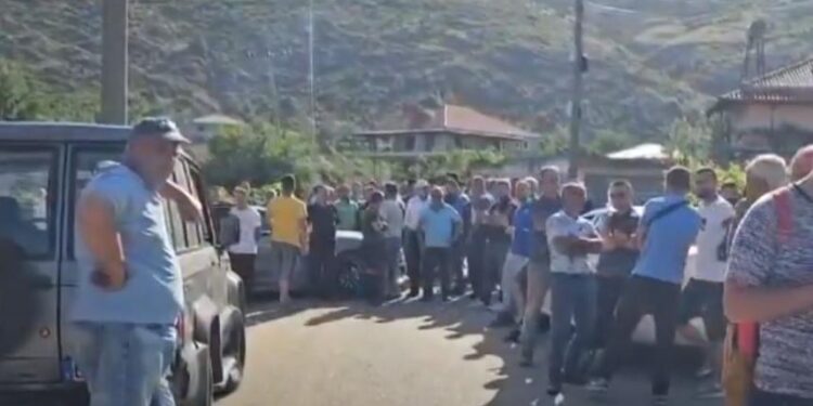 “Kam hedhur 1 milionë lekë tek toka”, banorët në Elbasan protestë për kanalin vaditës: Nuk kemi marr përkrahje nga shteti!