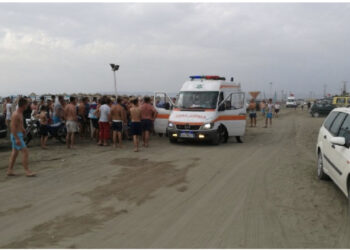 Dyshohet se pësoi arrest kardiak, humb jetën në det 66-vjeçari