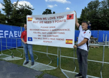 ‘Të duam por…’, tifozët shqiptarë me mesazhin e veçantë drejtuar Spanjës