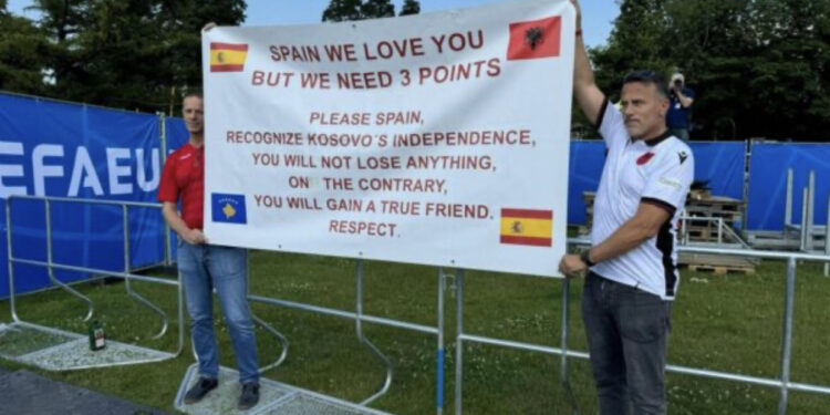 ‘Të duam por…’, tifozët shqiptarë me mesazhin e veçantë drejtuar Spanjës