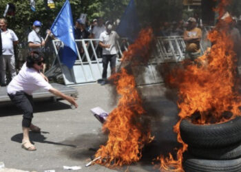 EMRI/ Protesta e djeshme para Bashkisë Tiranë, një në pranga, e pësojnë edhe gjashtë të tjerë