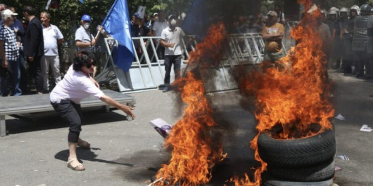 EMRI/ Protesta e djeshme para Bashkisë Tiranë, një në pranga, e pësojnë edhe gjashtë të tjerë