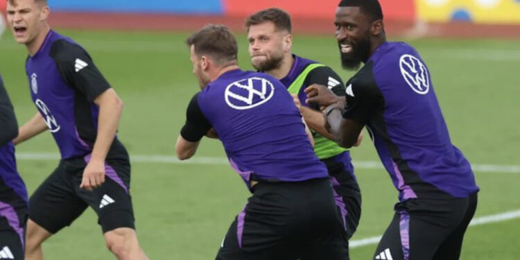 Tension e sharje në stërvitjen e Gjermanisë, Füllkrug përplaset me Rudiger