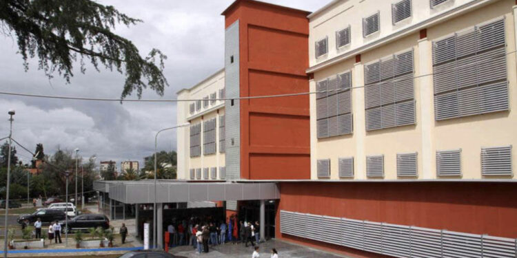 Emrat e mjekëve/ Këta janë mjekët pa shpirt që çonin tek privati të sëmurët me tumor