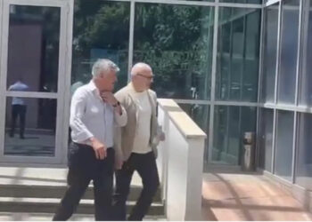 VIDEO-LAJM/ Saimir Tahiri shfaqet në publik pas lirimit nga qelia! Si ka ndryshuar pamja e ish-ministrit të Brendshëm