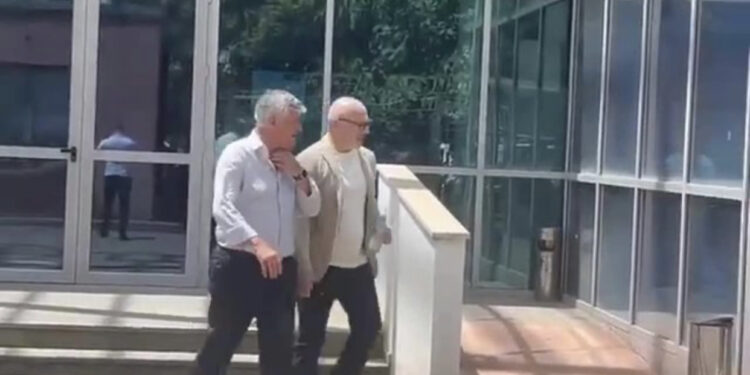 VIDEO-LAJM/ Saimir Tahiri shfaqet në publik pas lirimit nga qelia! Si ka ndryshuar pamja e ish-ministrit të Brendshëm