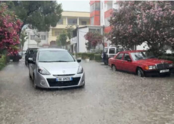 Shi në Lezhë, përmbyten disa rrugë, vështirësi në lëvizje