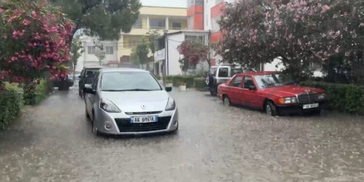 Shi në Lezhë, përmbyten disa rrugë, vështirësi në lëvizje