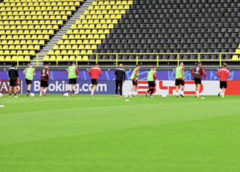 Italianët: Tifozët e Shqipërisë ngrenë “murin e kuq” në Dortmund