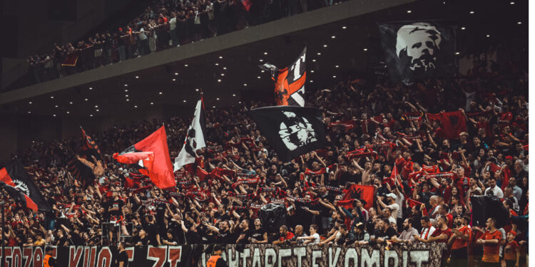 Paralajmërohet stuhi e fuqishme, Tifozat Kuq e Zi detyrohen të ndryshojnë planet e grumbullimit