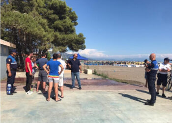 Humb jetën në plazh një grua