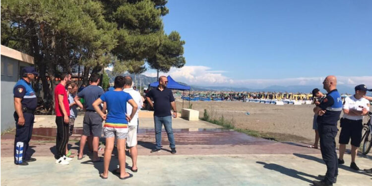 Humb jetën në plazh një grua