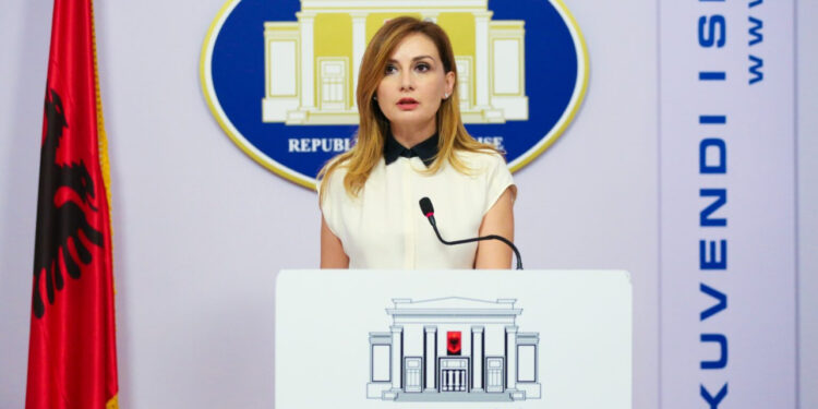 Beteja në Kushtetuese/ Tabaku flet në emër të vulës: PD krah profesioneve të lira