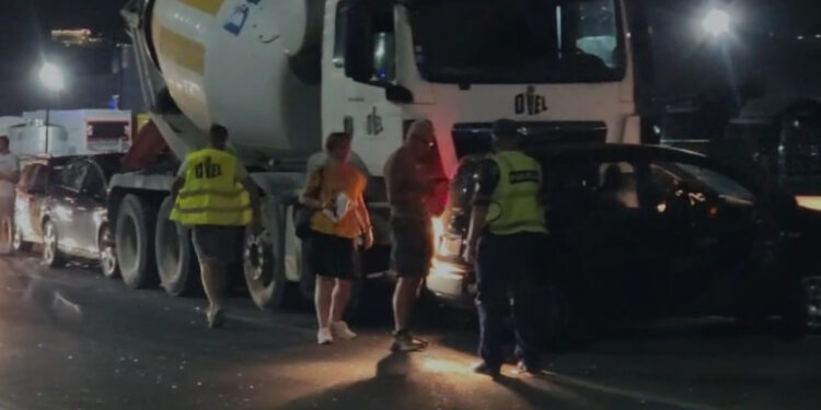 Betonierja përplas disa makina në autostradën Tiranë-Durrës, një i plagosur në gjendje të rëndë