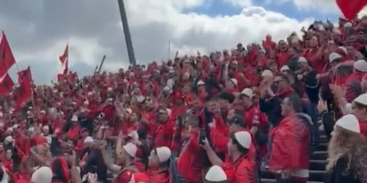 VIDEO-LAJM/ “O sa mirë me qenë shqiptar oe”, tifozët Kuq e Zi ndezin sheshet para stadiumit të Hamburgut