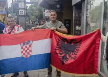 Babai i Arbër Hoxhës fotografohet me flamurin kroat dhe shqiptar: Fitoftë më i miri