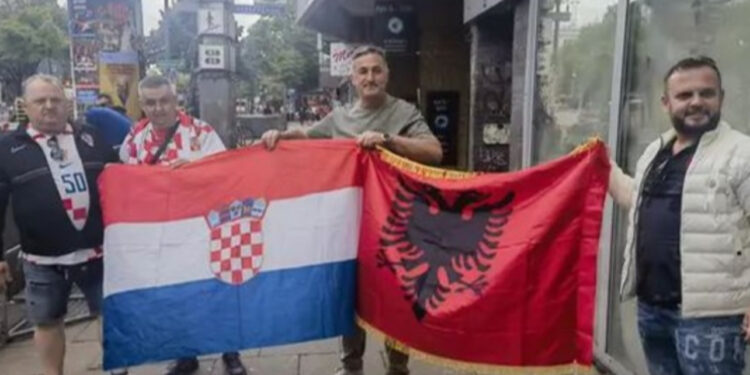 Babai i Arbër Hoxhës fotografohet me flamurin kroat dhe shqiptar: Fitoftë më i miri