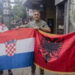 Babai i Arbër Hoxhës fotografohet me flamurin kroat dhe shqiptar: Fitoftë më i miri