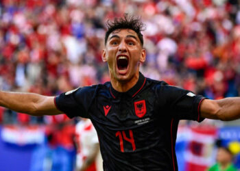 Gol Shqipëria, ndizet stadiumi, shtanget Kroacia