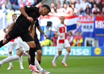 “Kuqezinjtë” udhëheqin pjesën e parë, Kombëtarja vetëm 45 minuta larg triumfit historik