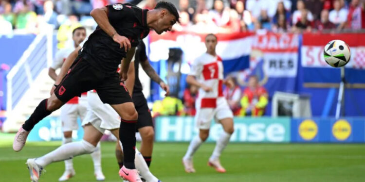 “Kuqezinjtë” udhëheqin pjesën e parë, Kombëtarja vetëm 45 minuta larg triumfit historik