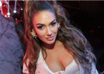 U ul në gjunjë, ky veprim e bëri të qajë Elvana Gjatën