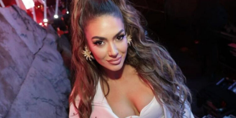 U ul në gjunjë, ky veprim e bëri të qajë Elvana Gjatën