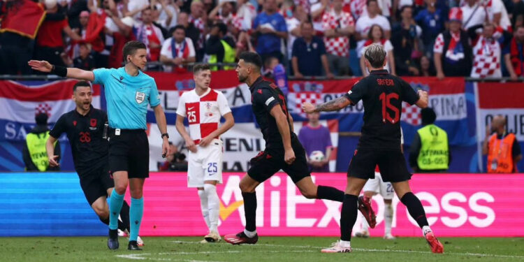 Pikantet e Kroaci-Shqipëri/ Kostumet që u rrëzuan dhe festa, ja çfarë s’u pa në TV