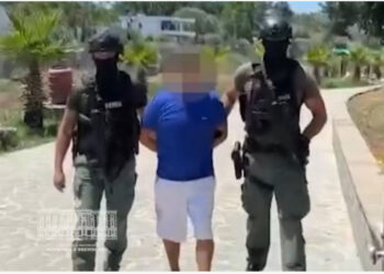 Video/ Dalin pamjet e arrestimit nga RENEA të Astrit Avdylit, i veshur me bluzë blu dhe pantallona të bardha e shapka me gisht