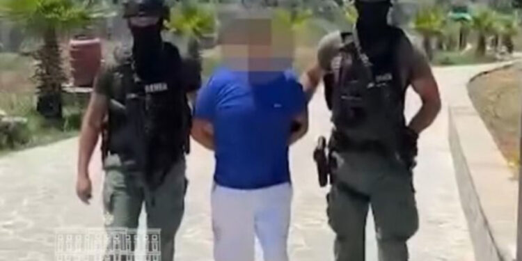 Video/ Dalin pamjet e arrestimit nga RENEA të Astrit Avdylit, i veshur me bluzë blu dhe pantallona të bardha e shapka me gisht