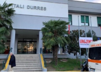 VIDEO/ Skandal tek spitali i Durrësit/ Infermierja luan lojëra në kompjuter, të sëmurët e presin në radhë