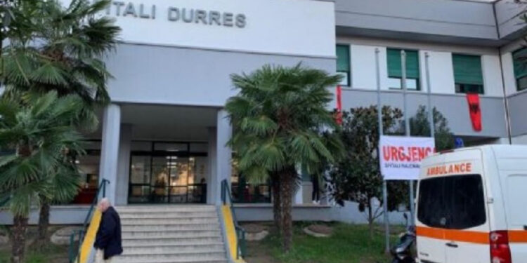 VIDEO/ Skandal tek spitali i Durrësit/ Infermierja luan lojëra në kompjuter, të sëmurët e presin në radhë