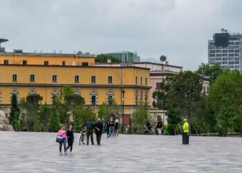 Tenderi: Shteti del “në shitje”, jep pronat e veta për zhvillim tek privati, në këmbim do marrë zyra