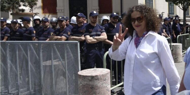 Argita Malltezi në protestë! Kërkohet largimi i Veliajt me djegie gomash