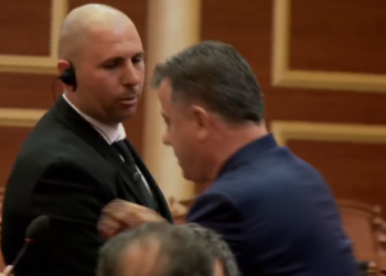 Nikolla e përjashtoi nga seanca, Noka nuk i bindet, shtyn gardistin: Jeni fytyra e Narcos