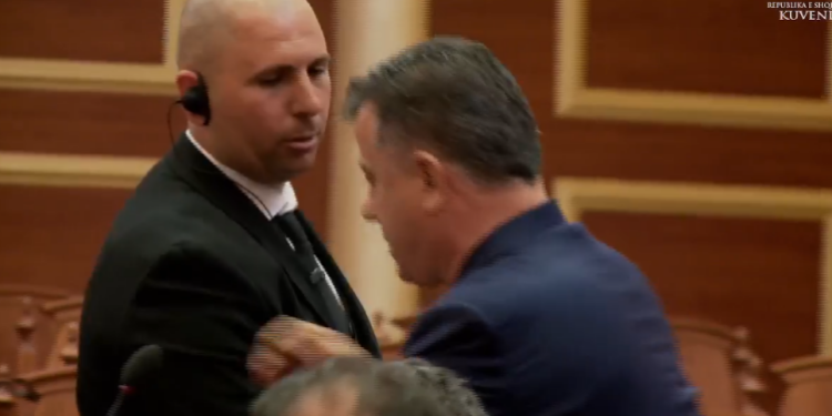 Nikolla e përjashtoi nga seanca, Noka nuk i bindet, shtyn gardistin: Jeni fytyra e Narcos