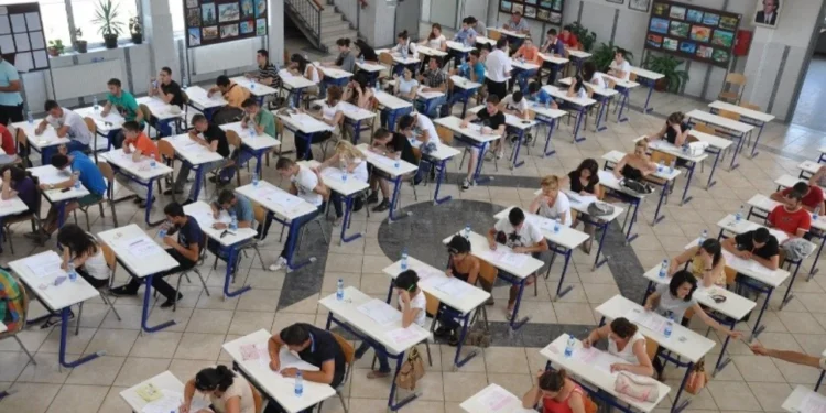 Provimi i lëndës Gjuhë Shqipe dhe Letërsi, del teza 30 minuta pasi maturantët kanë filluar testimin