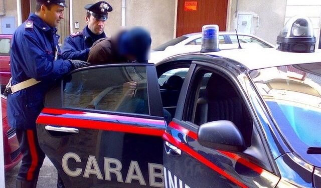 Kishin shkuar me viza turistike por u kapën duke shitur drogë, arrestohen 10 shqiptarët në Itali