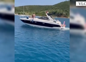 VIDEO- Shëtiste turistët e huaj pa licensë, bllokohet jahti në Karaburun, gjobitet pronari