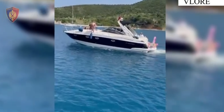 VIDEO- Shëtiste turistët e huaj pa licensë, bllokohet jahti në Karaburun, gjobitet pronari