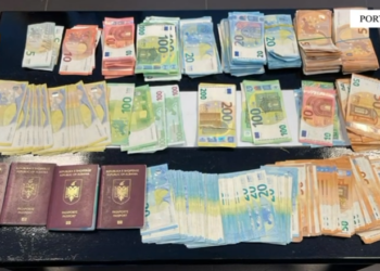 EMRAT/ Sekuestrohen 35 mijë euro të padeklaruara në Durrës, 4 të arrestuar! Ku ishin fshehur paratë