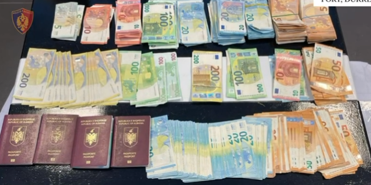 EMRAT/ Sekuestrohen 35 mijë euro të padeklaruara në Durrës, 4 të arrestuar! Ku ishin fshehur paratë