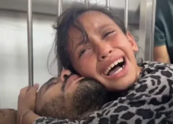VIDEO/ Momente prekëse, Vajza “shpërthen” në lot, puth e përqafon babanë e torturuar në burgjet izraelite
