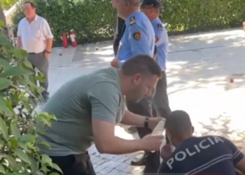 FOTO/ Protesta e opozitës para Kuvendit/ Një polic nuk dihet mirë, protestuesit e ndihmojnë