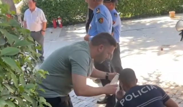 FOTO/ Protesta e opozitës para Kuvendit/ Një polic nuk dihet mirë, protestuesit e ndihmojnë