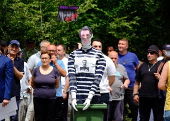 Protesta para bashkisë së Tiranës, qytetarët vendosin Veliajn “e burgosur” brenda koshit të mbeturinave