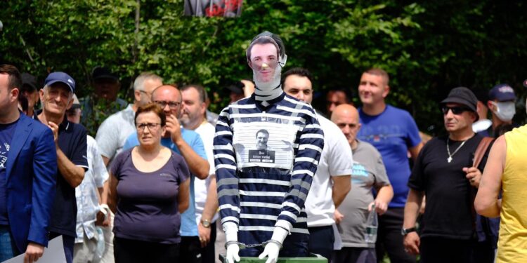 Protesta para bashkisë së Tiranës, qytetarët vendosin Veliajn “e burgosur” brenda koshit të mbeturinave
