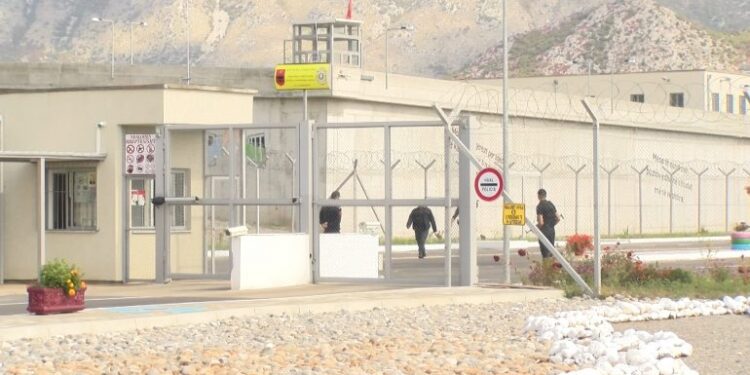 EMRI/ U arrestua 5 ditë më parë për drogë dhe armë, humb jetën në burgun e Reçit 45-vjeçari nga Lezha